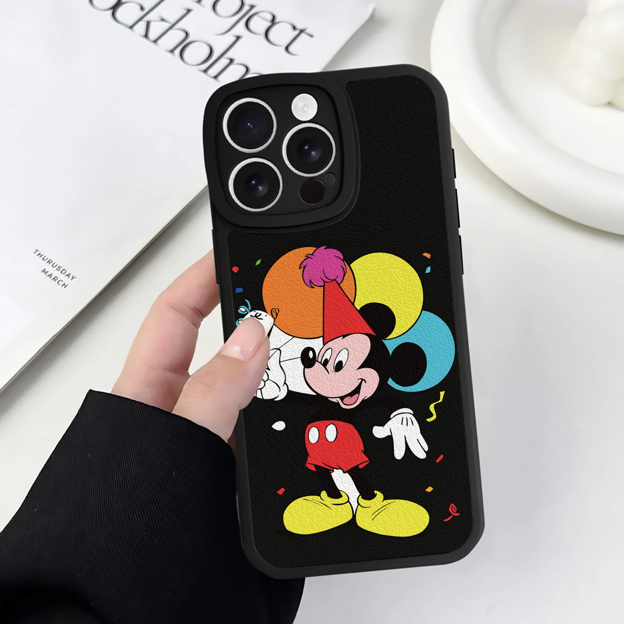 （画像用） ミッキーマウス Mickey Mouse 【iPhone 16シリーズ対応】シリコンスマホケース（レザー調） 材質：シリコン